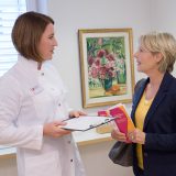 Ärztin bespricht Untersuchungsergebnis mit Patientin